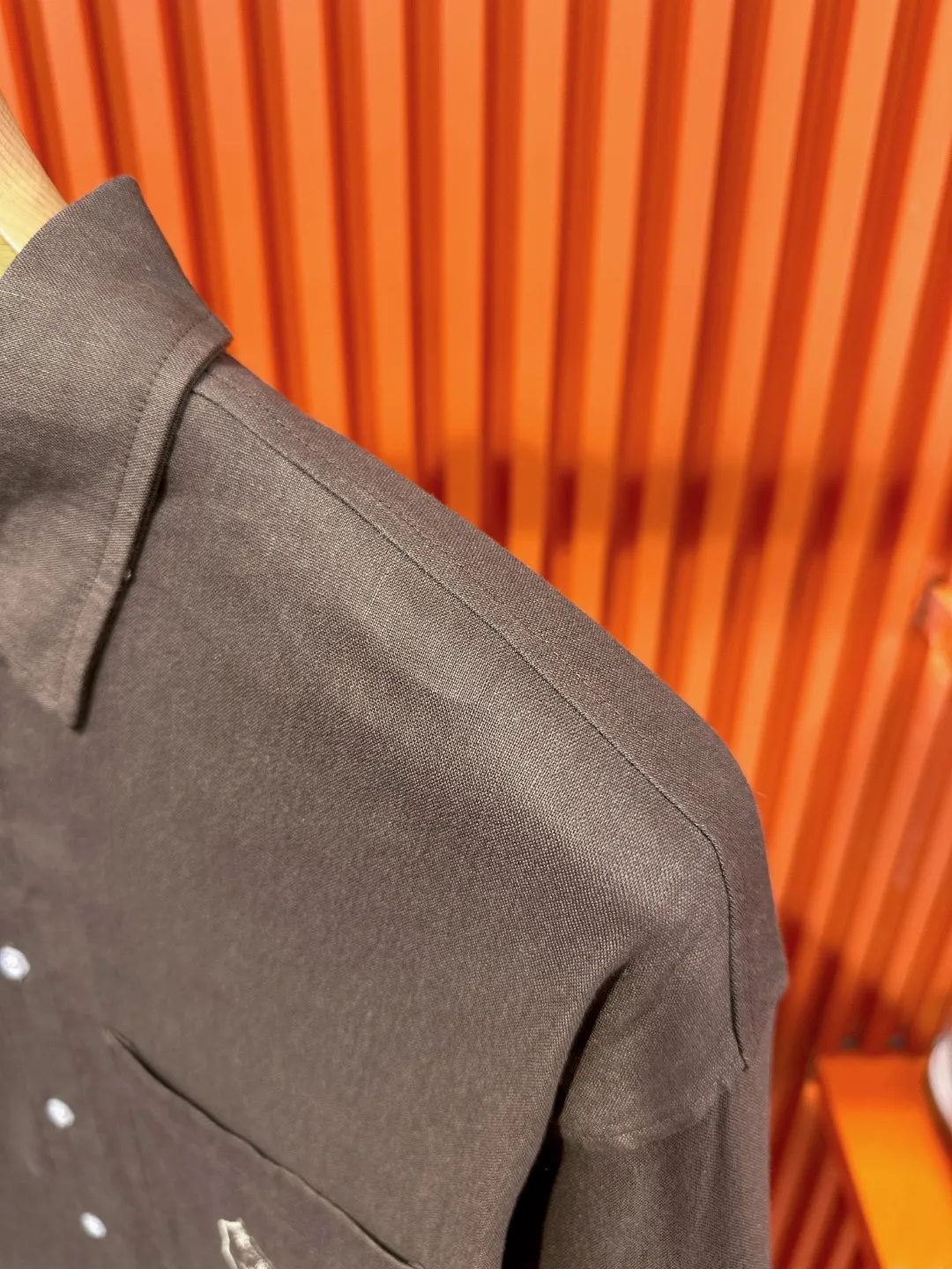 BRUNELLO CUCINELLI Brunello Cucinelli BC Bc slightly wide version M-XXL (the suit does not come apart, 💯Tencel linen) 26SS Brunello Cucinelli autumn and winter models are hotly shipped｜Exclusive customization Official website counter Same Style BC🌟Casual suit·Old money style Middle Eastern Tencel linen fabric The top shirt 👔 has a small lion and ball micro badge on the chest 🪡 embroidery, the pants 👖 a small lion and ball micro emblem 🪡 embroidery are made of 100% 💯 Tencel linen, soft to the touch and not easy to deform, with anti-pilling technology, the upper body is extremely comfortable, solid color lapel shirt 👔 pants 👖, solid color ribbed edges full of details. The simple version is not flattering to the body shape, and the original fabrics are standard. The skin-friendly and breathable texture is suitable for all daily scenes. It can be switched between commuting and leisure with one click. It shows high-end taste in a low-key manner, and provides comfort and style throughout autumn and winter. The inner hemming is evenly and meticulously routed, and the texture and texture are super soft. It is very light and soft, and feels extremely delicate and silky. The finer the yarn, the harder it is to work, and it is very time-consuming and material-consuming. It is a super rare product. The particularity of the fabric of each piece of clothing makes it silky soft and smooth. The unique embroidery pattern on the chest, you can feel its softness and smoothness when it comes into contact with the skin! The overall design is simple and grand, continuing Classic. The calm and elegant Classic color scheme naturally exudes a casual, elegant and sophisticated style, highlighting the style of a major manufacturer. Fabric, quite wide and comfortable. Delicate, easy to wear, dry, breathable and non-stick. The texture is light and there is no pressure on the upper body, as if it can breathe. Whether it is wiring, cutting or hardware configuration, it is the highest level of craftsmanship. Every detail is meticulous and quite elegant! The minimalist style structure is grand, natural, and highly recognizable. The upper body will never go wrong with the matching performance, and there is no doubt about it! Color: Linen Coffee Brown Size: M-3XL Size chart: Top size chart: M: Shoulder width 52-Bust 54-Length 69 L: Shoulder width 54-Bust 56-Length 71 XL: Shoulder width 56-Bust 58-Length 73 XXL: Shoulder width 58-Bust 60-Length 75 3XL: Shoulder width 60 - Bust 62 - Length 77 Pants size chart: M: Seat circumference 107 - Waist circumference 78 - Pants length 103 L: Seat circumference 111 - Waist circumference 82 - Pants length 105 Sitting circumference 123 - waist circumference 94 - pants length 111